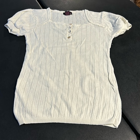 Adorable beige knit top with beautiful sea shell accent buttons - Picture 1 of 8